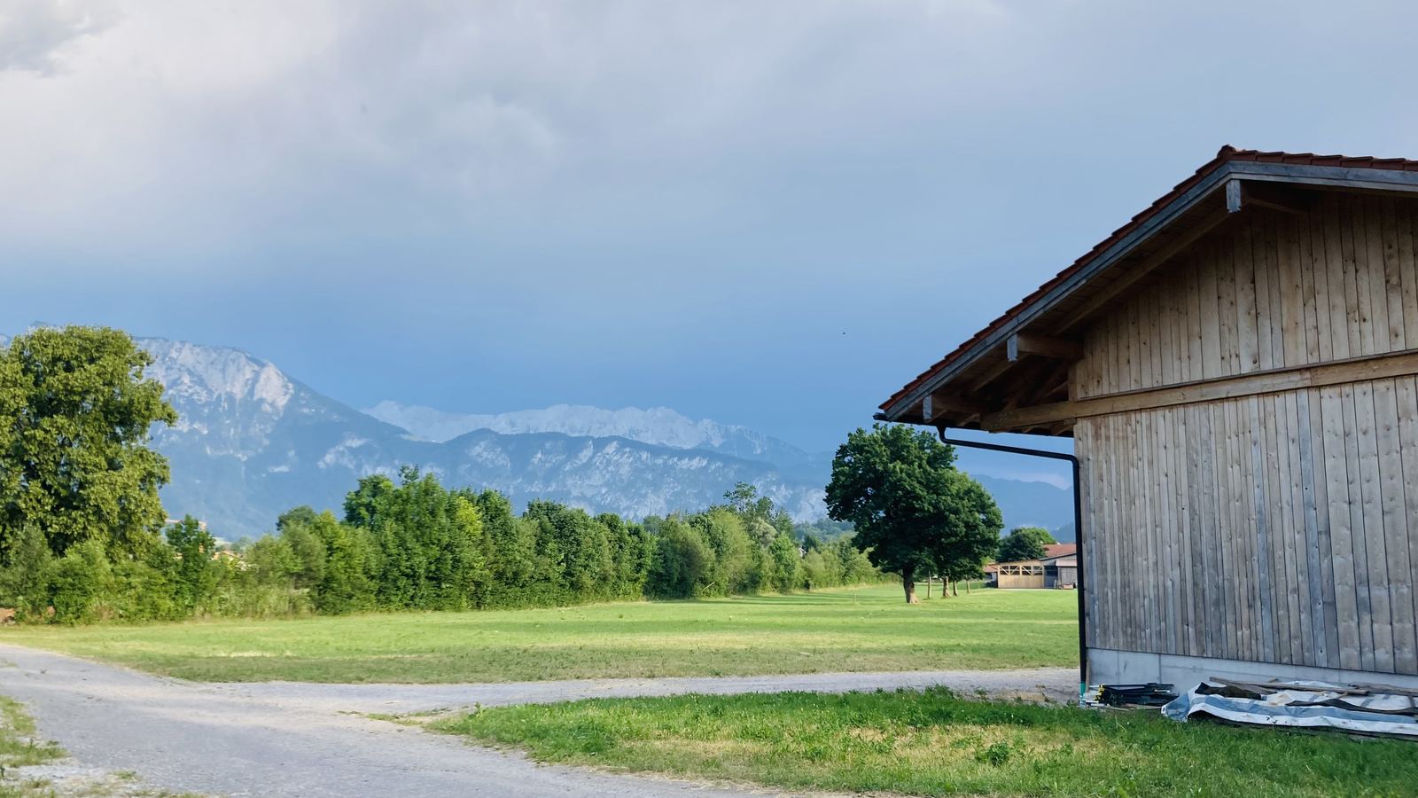 Scheune mit Alpenpanorama