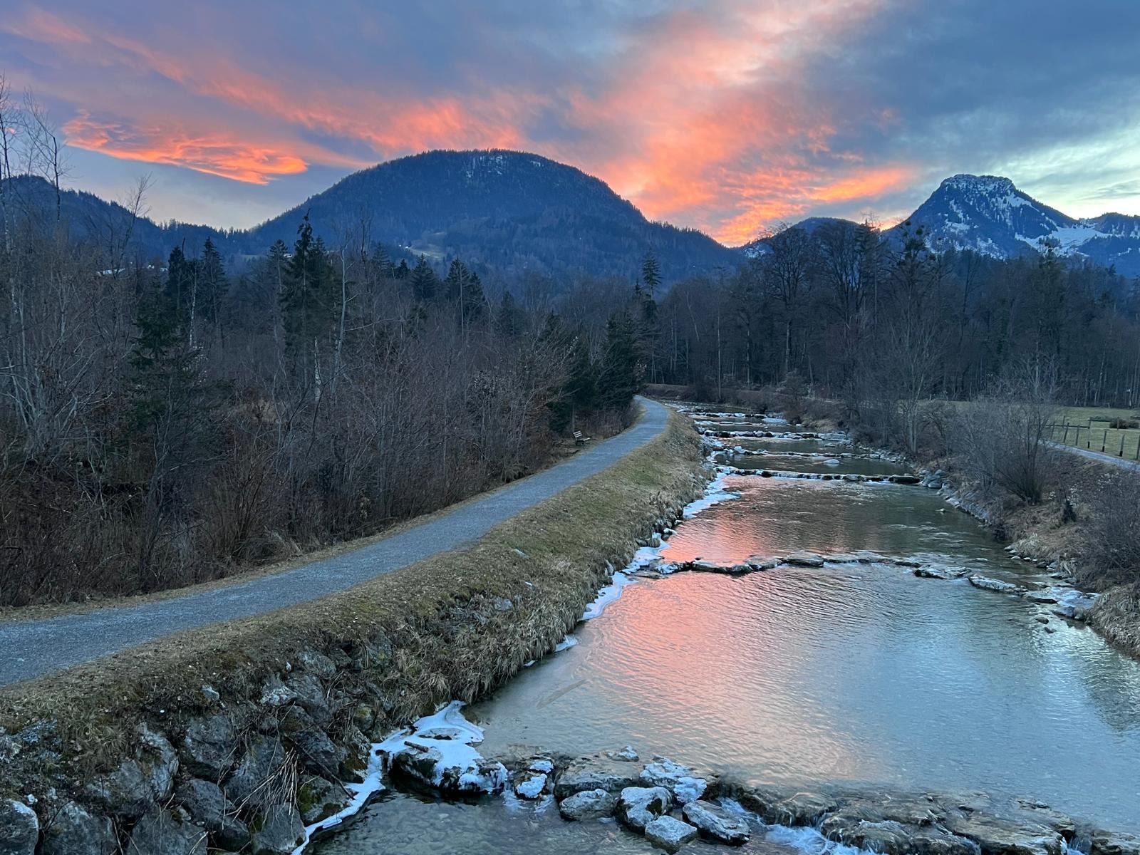 Sonnenuntergang am Flussweg